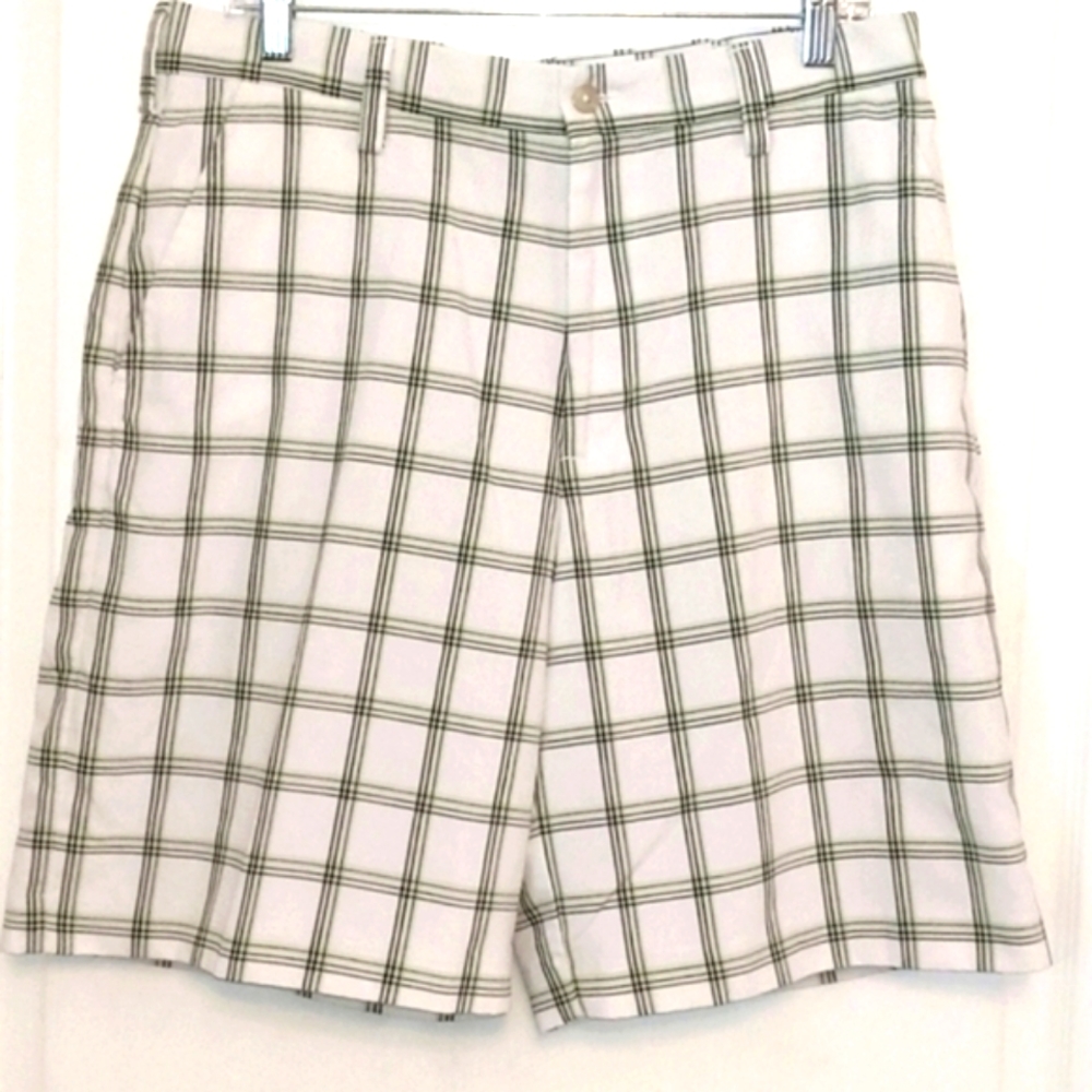 IZOD Men's Golf Shorts White/Green Plaid. Size 32
